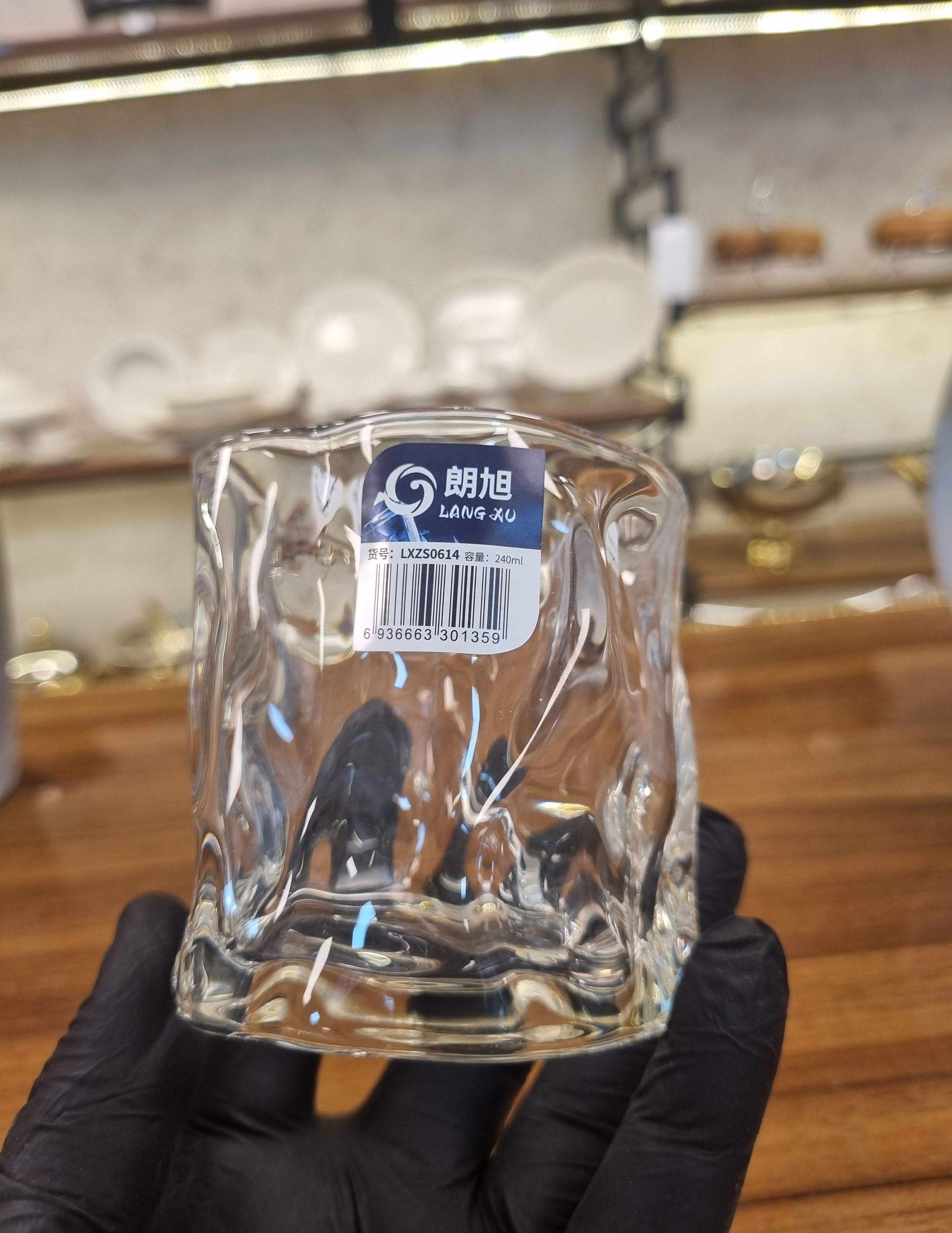 طراحی مدرن برای لذت بیشتر از هر نوشیدنی . لیوان مدل دفورمه جذاب
