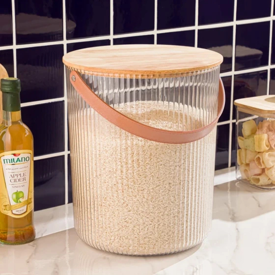 سطل شیار دار درب چوبی 12لیتری لیمون با بدنه اکرولیکی کد2455 ; طراحی شیاردار و درب چوبی محکم , ترکیبی از زیبایی و کارایی برای نظم دادن به آشپزخانه شما